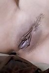 rodada boobed japonês sedutora Davon Kim de pé expostos e dá um closeup de ela kewl gentile