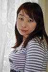 feliz Chinês Adolescente Kasumi Ayano despir-se e vibing ela amor botão