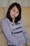 glücklich Chinesisch Jugendliche Kasumi ayano ausziehen und vibing Ihr Liebe button