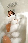 مرهف اليابانية في سن المراهقة starlingz المواقف خام في حين أخذ في فقاعات في الحمام
