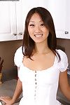 giapponese modello Evelyn Lin Con Liscia su Top percepire si allarga Il suo Lieve gambe esclusiva di vergogna in il cucina