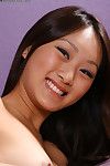 मुस्कुराते हुए एशियाई आकर्षक एवलिन लिन के साथ चिकनी गीला दरार लेता है बंद उसके किमोनो और फीता अंडरवियर