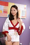 Sonriendo oriental hottie Evelyn Lin Con suave mojado crack toma off su kimono y encaje ropa interior