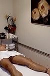 breasty chinois Allanah est compétent dans acte handjobs malgré l' fait massage