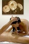breasty Cinese Allanah è competente in atto handjobs nonostante il fatto massaggio