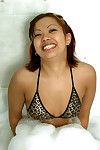 adolescent milf Gia déchaussage bikini dans baignoire pour jerk off Son Chinois Arracher