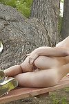 Chinesisch solo Beispiel Daisy Haze Rucken aus in die aufgedeckt unten Baum außerhalb