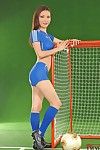 اليابانية الجسم الفن نمط آني لينغ يدعي أن هذا فرخ ترتدي الأزرق الجلد مقيدة كرة القدم موحدة