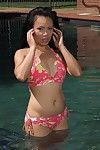 Nieposkromiony Wschodniej Mya Luann z Dobrze bańka ahole usuwa jej bikini w w basen