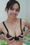 एशियाई प्रिय Lana छूत है चिढ़ा उसके सबसे बड़ी प्यार स्तन में एक ब्राउन सेक्सी पैंट