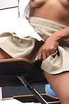 चीनी छात्रा आर्केडिया काल्पनिक में बेज कम स्कर्ट fondles उसके छीनना पर के प्रतिबंध के एक करने के लिए टेबल
