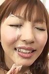 Encantador japonês Rika Sakurai divulga ela Talento para galo engolir prazeres e ganhos um galo Suco de Lançado no ela nicelooking rosto