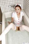 Fascinante chino enfermera en  Ray Ito strip-tease y agradable showerroom