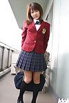 бес в ребро китайский студентка в униформа Мигает ее шорты и Мини Перед бамперы
