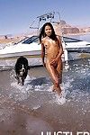 brons huid oosterse Lily Thaise neemt uit haar Bikini en staande naakt in De zee