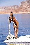 brons huid oosterse Lily Thaise neemt uit haar Bikini en staande naakt in De zee