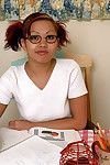 Nerd oriental Adolescente Gia revelando Compacto amor melões e muff no Óculos e tranças