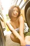 Faszinierend Japanisch student cutie Yuri Idole ist immer stripped und heiß posing in die Schule Bus