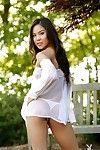curta no o park doenças sexualmente Animado chinês Janine siu fica a roupa ela branco pura blusa e localização no o Bancada