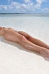 मोहक एशियाई सौंदर्य Miko Sinz से पता चलता है उसके गंजा चिपचिपा गीला दरार पर के समुद्र तट