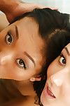 sombre cheveux Ariana Marie et Chinois sucette Alina Li Donner double BJ dans une salle d'eau