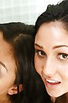 темный волосы Ариана Мари и китайский леденец Алина Ли Давая двойной Лю в душем