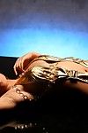 पूर्वी एशियन दिल टोनी लेह खींचती है नीचे उसके गोल्डन वस्त्र विशेष के दिखा रहा है उसके Untraditional स्तन
