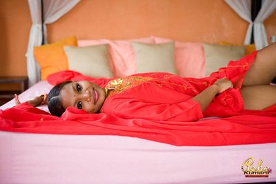 Desi princess flashes her sexy ill-lit buns in spectacular sari