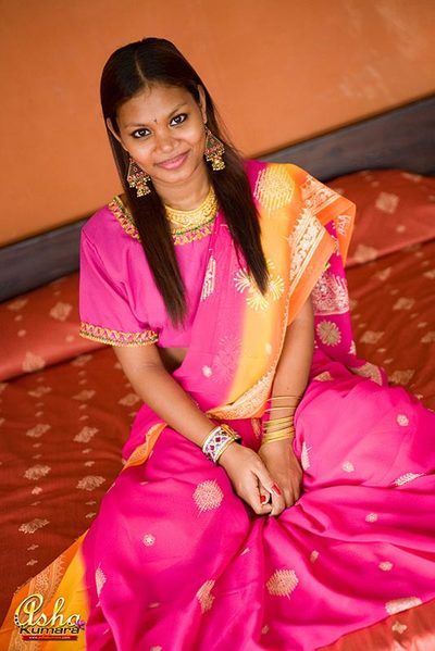 Marrone Asha Kumara prende off Bella India sari soprattutto brink