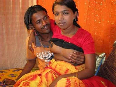 Indische floosie bekommt ein Fett Dildo in Bezug auf Ihr Arsch