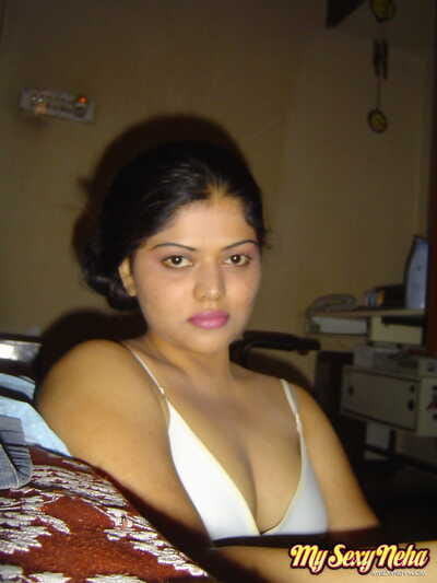 インド unmasculine neha nair 解放 彼女の 裸 乳 から 彼女の ビキニ トップ