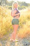 चलाने के लिए दूर से एक साथ पर छू अक्षम सुनहरे बालों वाली किशोरी पर छू अपस्कर्ट है प्रदर्शन उसके स्तन सड़क पर