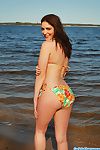 Привлекательная в сочетании с эгоистом подросток Карлотта Шампанское это демонстрируя ее олухи на кета Вокруг с насолить пляж