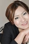 Hitomi aoshima laat trekken haar tiener Aziatische kont verhoogd :Door: groot tieten terwijl poseren